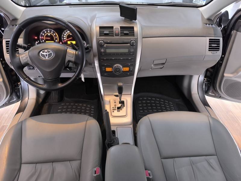 TOYOTA - COROLLA - 2010/2011 - Cinza - R$ 58.900,00