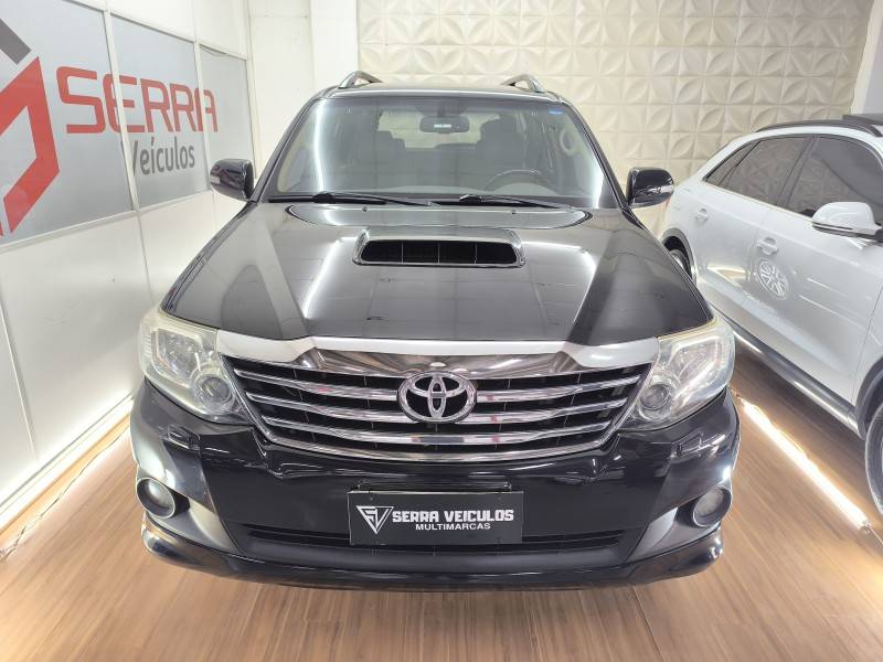 TOYOTA - HILUX SW4 - 2012/2012 - Preta - R$ 126.900,00