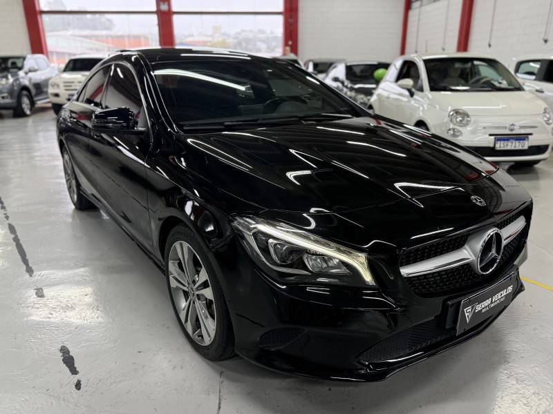 MERCEDES-BENZ - CLA 200 - 2017/2018 - Preta - R$ 127.900,00