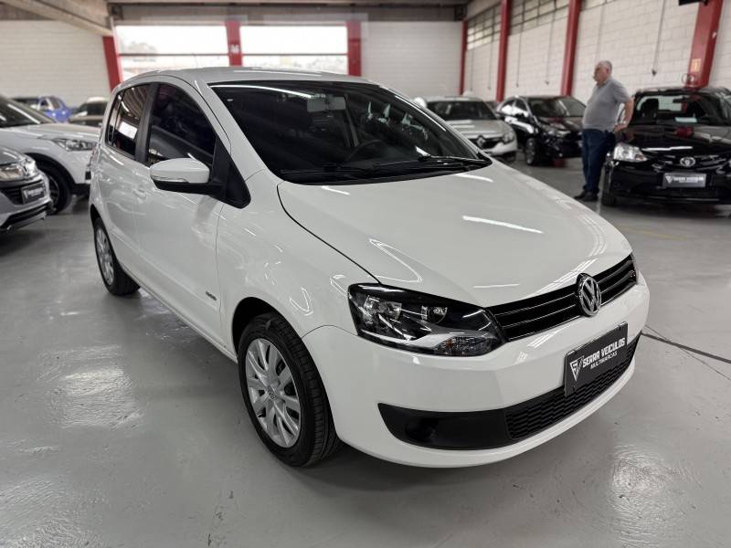 VOLKSWAGEN - FOX - 2012/2013 - Branca - R$ 41.900,00